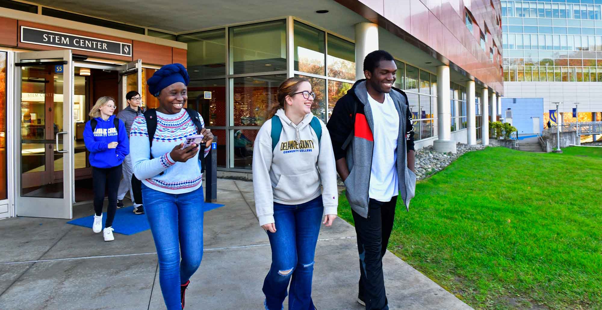 ӰԺ students walking on campus